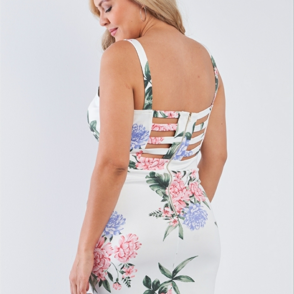 Plus Size Off-White Floral dress - Picture 2 of 5